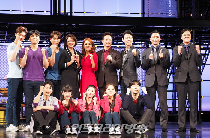 뮤지컬 '넥스트 투 노멀' 프레스콜(뒷줄 왼쪽부터 이석준, 양희준, 노윤, 박칼린, 최정원, 남경주, 이건명, 박인배, 윤석원 앞줄 왼쪽부터 감현진, 이정화, 이서영, 이아진, 최재웅) 2022.05.26 사진 ⓒ아트코리아방송 이용선 기자