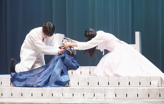 연극 '여도' 프레스콜(단종 역 이의진, 송씨 역 이가원). 2022.05.27 사진 ⓒ아트코리아방송 이용선 기자