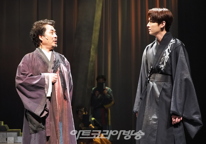 연극 '여도' 프레스콜(제인 역 류창우, 이성 역 백주호). 2022.05.27 사진 ⓒ아트코리아방송 이용선 기자