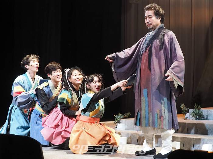 연극 '여도' 프레스콜(수광대 역 윤민구, 이선 여광대 역 김한별, 최다애 재인 역 류창우). 2022.05.27 사진 ⓒ아트코리아방송 이용선 기자