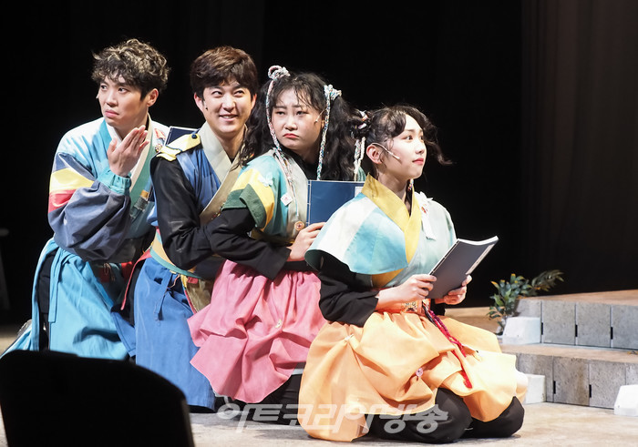 연극 '여도' 프레스콜(수광대 역 윤민구, 이선 여광대 역 김한별, 최다애 ). 2022.05.27 사진 ⓒ아트코리아방송 이용선 기자