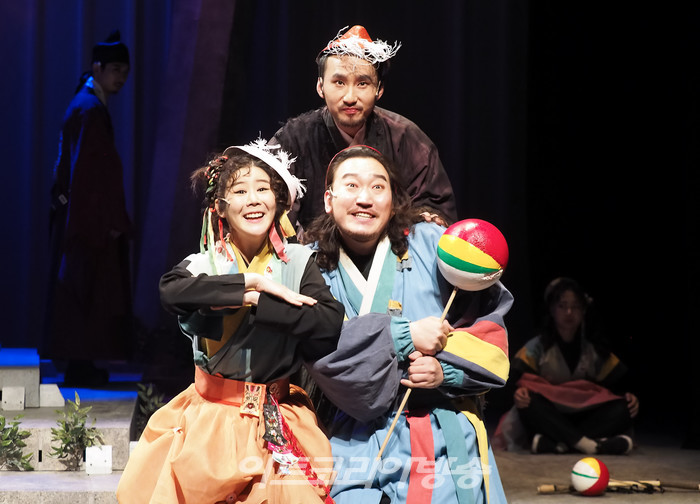 연극 '여도' 프레스콜(재인 역 민들샘, 수광대 역 김연수). 2022.05.27 사진 ⓒ아트코리아방송 이용선 기자