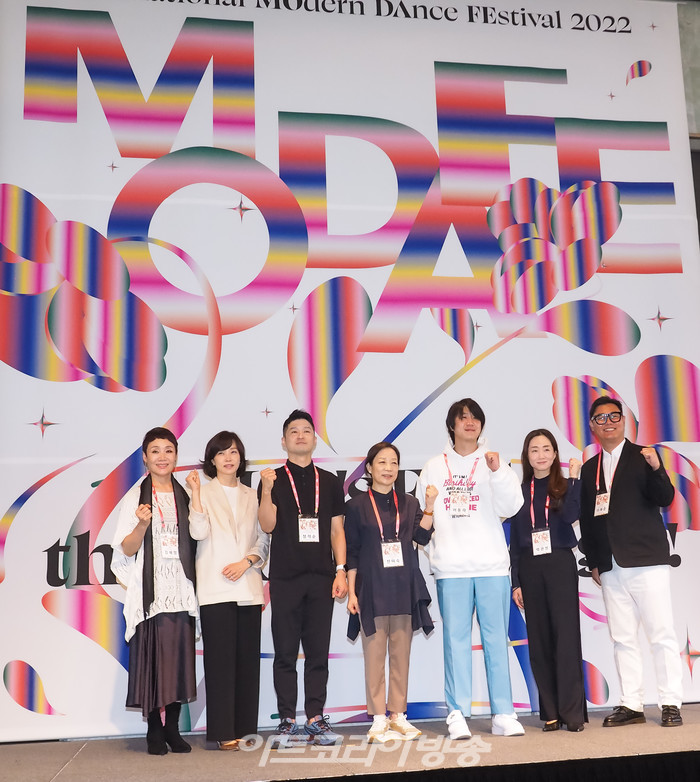 서울대표예술축제 MODAFE 2022 제41회 국제현대무용제 기자간담회(왼쪽부터 김혜정 예술감독, 김세현 대전예술의전당 기획운영팀 차장, 안무가 정석순, 전미숙, 이동하, 박관정, 이해준 조직위원장) 2022.05.31 사진 ⓒ아트코리아방송 이용선 기자