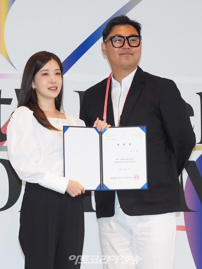 배우 정인선이 5월 31일 서울 중구 더플라자호텔에서 열린 MODAFE 2022 제41회 국제현대무용제(International Modern Dance Festival) 기자간담회에 참석해 이해준 모다페 조직위원장으로부터 홍보대사 위촉장을 받고 포즈를 취하고 있다. 2022.05.31 사진 ⓒ아트코리아방송 이용선 기자