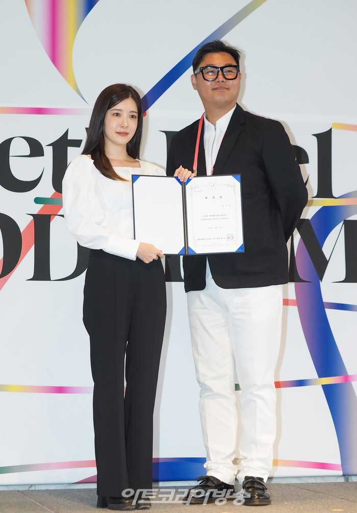 배우 정인선이 5월 31일 서울 중구 더플라자호텔에서 열린 MODAFE 2022 제41회 국제현대무용제(International Modern Dance Festival) 기자간담회에 참석해 이해준 모다페 조직위원장으로부터 홍보대사 위촉장을 받고 포즈를 취하고 있다. 2022.05.31 사진 ⓒ아트코리아방송 이용선 기자