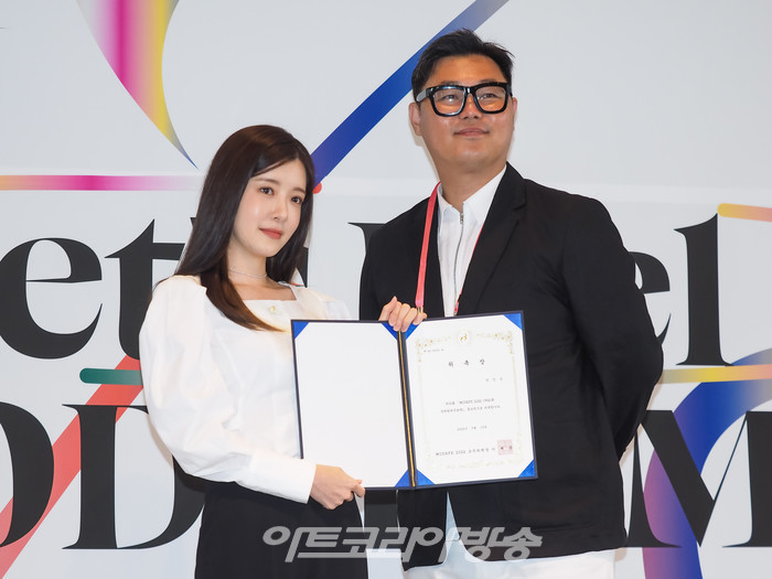 배우 정인선이 5월 31일 서울 중구 더플라자호텔에서 열린 MODAFE 2022 제41회 국제현대무용제(International Modern Dance Festival) 기자간담회에 참석해 이해준 모다페 조직위원장으로부터 홍보대사 위촉장을 받고 포즈를 취하고 있다. 2022.05.31 사진 ⓒ아트코리아방송 이용선 기자