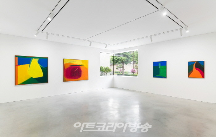 국제갤러리, 유영국 20주기 기념전 'Colors of Yoo Youngkuk' 설치 전경