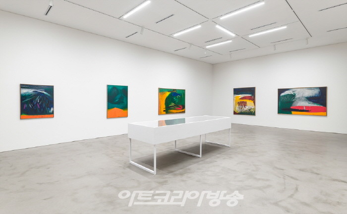 국제갤러리, 유영국 20주기 기념전 'Colors of Yoo Youngkuk' 설치 전경