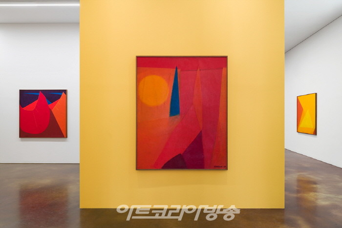 국제갤러리, 유영국 20주기 기념전 'Colors of Yoo Youngkuk' 설치 전경