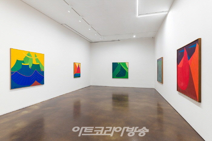 국제갤러리, 유영국 20주기 기념전 'Colors of Yoo Youngkuk' 설치 전경