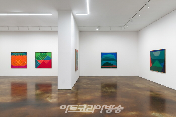 국제갤러리, 유영국 20주기 기념전 'Colors of Yoo Youngkuk' 설치 전경