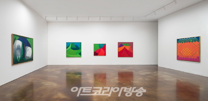 국제갤러리, 유영국 20주기 기념전 'Colors of Yoo Youngkuk' 설치 전경