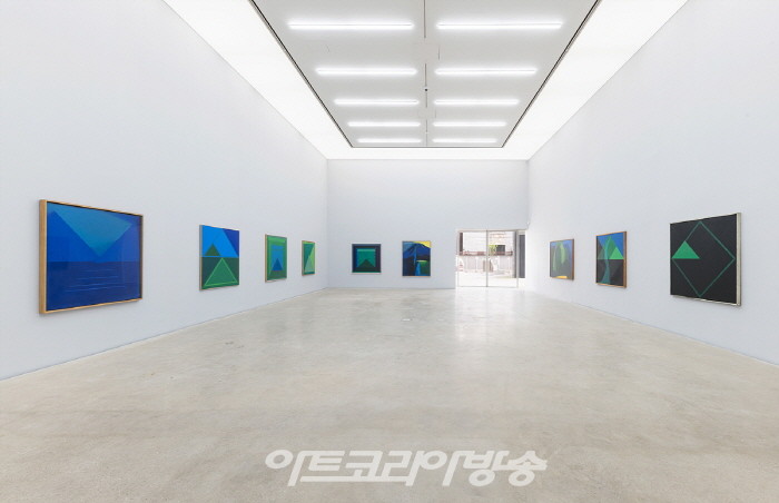 국제갤러리, 유영국 20주기 기념전 'Colors of Yoo Youngkuk' 설치 전경