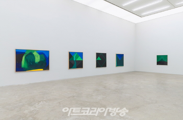 국제갤러리, 유영국 20주기 기념전 'Colors of Yoo Youngkuk' 설치 전경