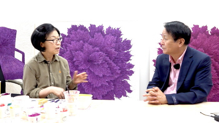 인터뷰-김순철 작가가 김종근 미술평론강의 질문에 답하고 있다.
