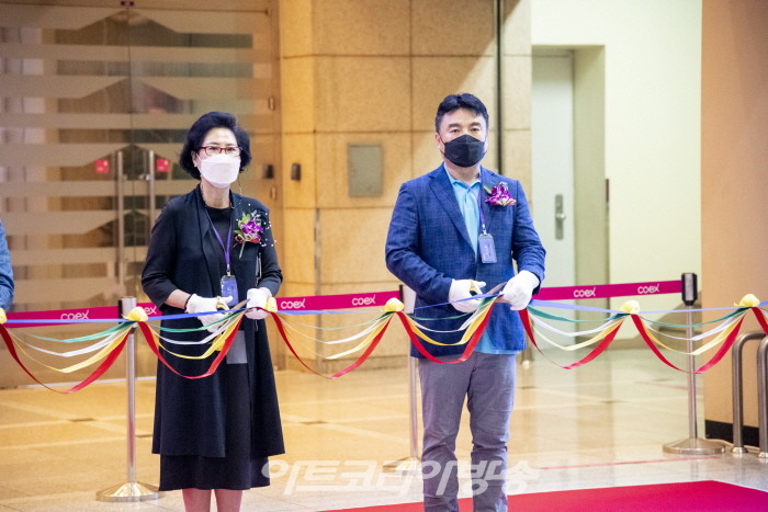 정경연 교수와 한국예술가협회 금보성 회장이 테이프 컷팅식을 하고 있다.