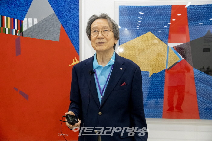 최예태 작가가 인터뷰를 하고 있다.