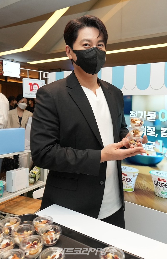 배우 류수영이 17일 현대백화점 무역센터점에서 디저트를 들고 포즈를 취하고 있다. 제공 일동후디스