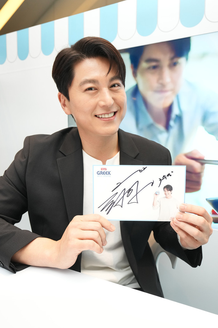 배우 류수영이 17일 현대백화점 무역센터점에서 사인을 한 후 활짝 웃고 있다. 제공 일동후디스