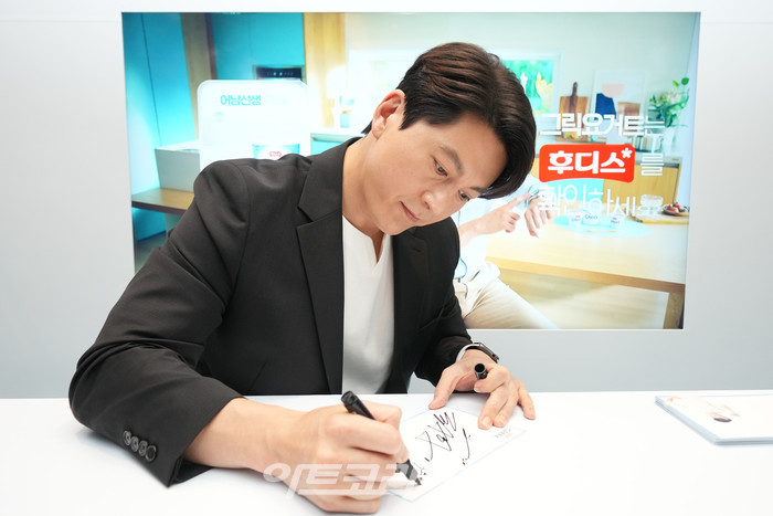 배우 류수영이 17일 현대백화점 무역센터점에서 사인회를 진행하고 있다. 제공 일동후디스