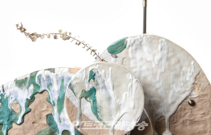 공진원, 신진작가 김하경 개인전 '중간자들 Standing on the border'