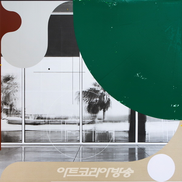 이희준(b. 1988)〈Salt, Palm, and Green〉2022Acrylic and photo-collage on canvas160 x 160 cmCourtesy of the artist and Kukje Gallery