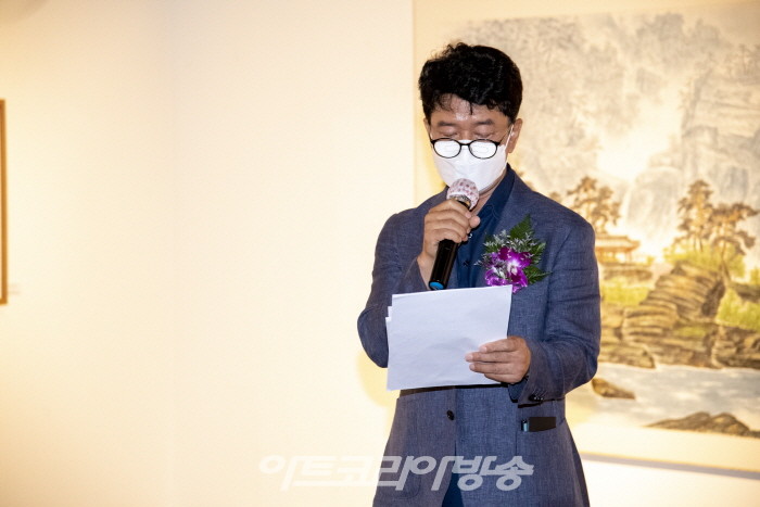 홍기윤 개인전 '實景과 觀念의 사이에서'-사회-이자희