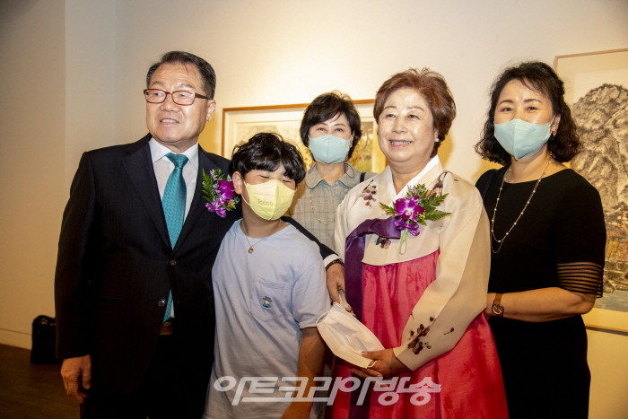 홍기윤 개인전 '實景과 觀念의 사이에서'