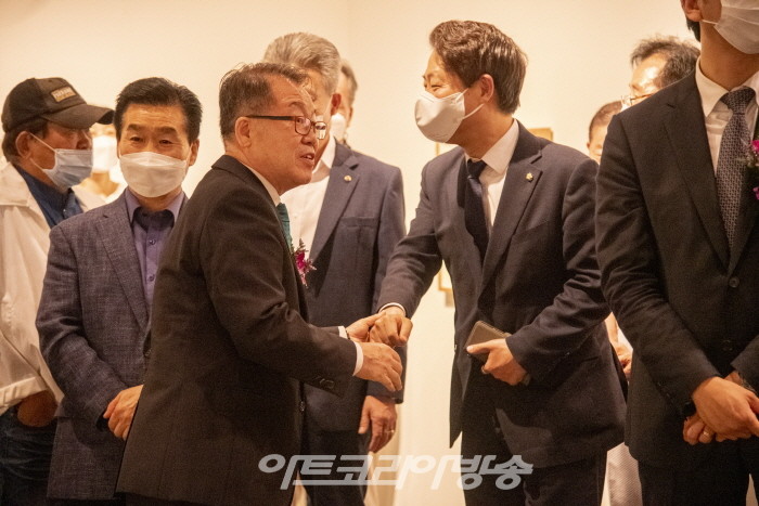 홍기윤 개인전 '實景과 觀念의 사이에서'