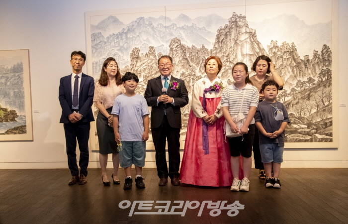 홍기윤 개인전 '實景과 觀念의 사이에서'