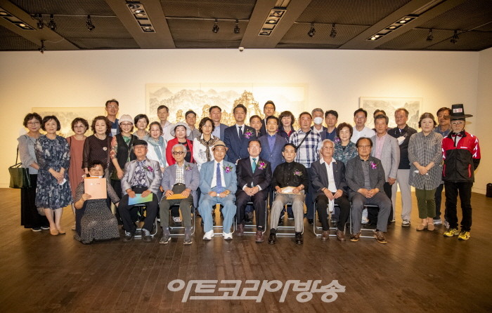 홍기윤 개인전 '實景과 觀念의 사이에서'