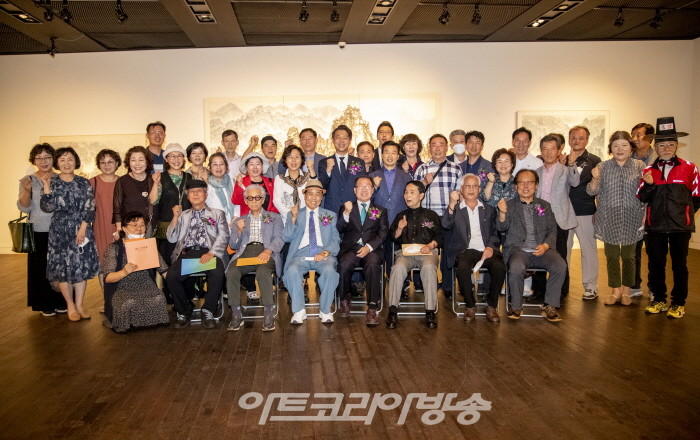 홍기윤 개인전 '實景과 觀念의 사이에서'