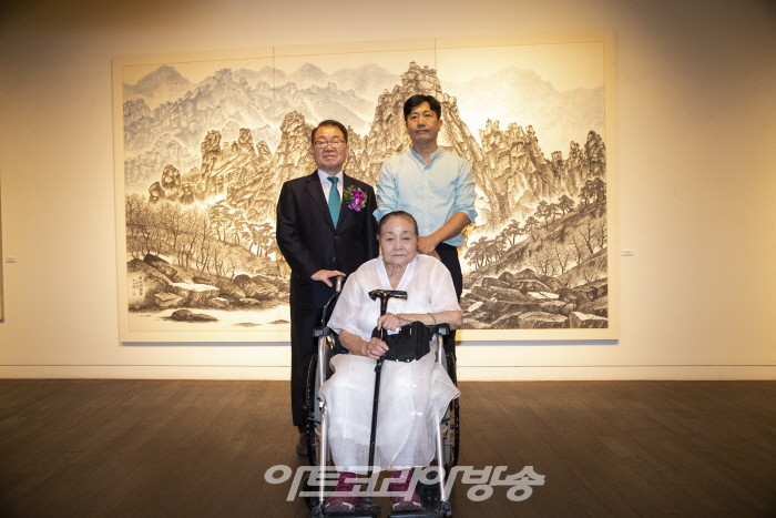 홍기윤 개인전 '實景과 觀念의 사이에서'