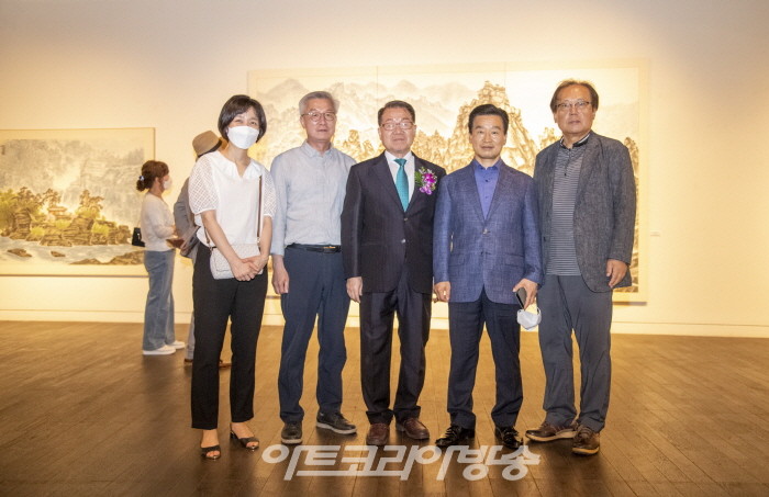 홍기윤 개인전 '實景과 觀念의 사이에서'