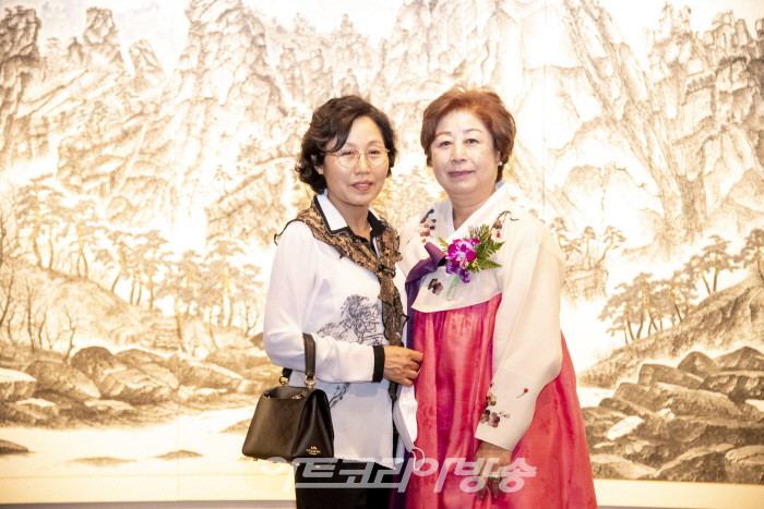 홍기윤 개인전 '實景과 觀念의 사이에서'