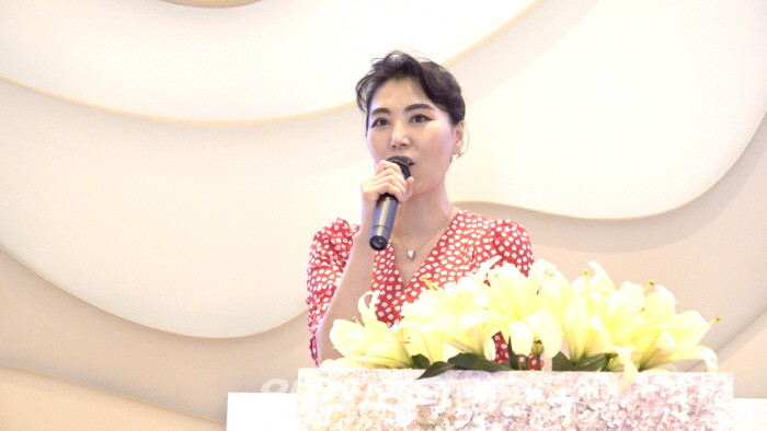 김정애 개인전 '치유의 숲 우주'전 개최에서 김정애 작가가 사회를 보고 있다.