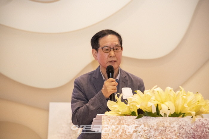 김정애 개인전 '치유의 숲 우주'전 개최--강응수 총재 축사