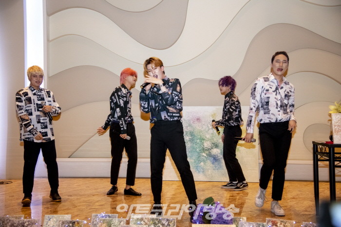 김정애 개인전 '치유의 숲 우주'전 개최-신인 보이그룹 더스틴 축하무대