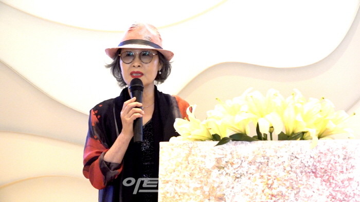 남기희 미술지도교수가 축사를 하고 있다.