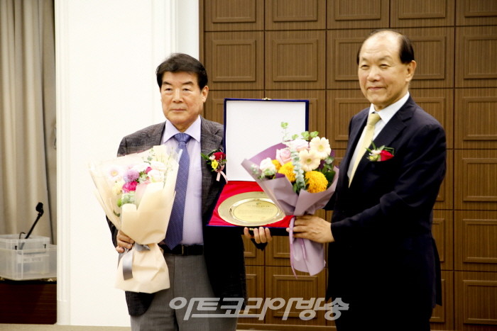 '2022 대한민국 발전대상 시상-이상춘 건웅토건(주) 대표이사'