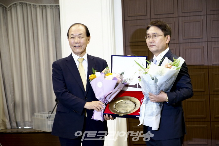 '2022 대한민국 발전대상 시상-심형보 (주)쥬얼벨리 (주)젬컴 대표이사'