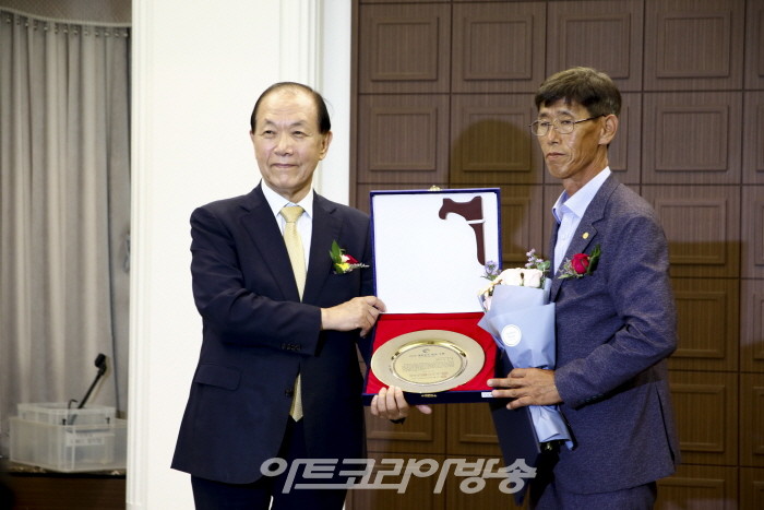 '2022 대한민국 발전대상 시상-서성원 고은영농조합법인 대표이사'