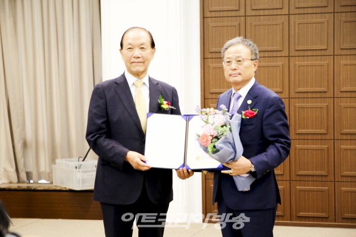 '2022 대한민국 발전대상 시상-조정영 한국시니어골프협회 회장'