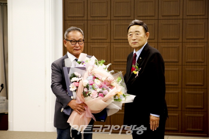 '2022 대한민국 발전대상 시상-추진호 방역시대 대표이사'