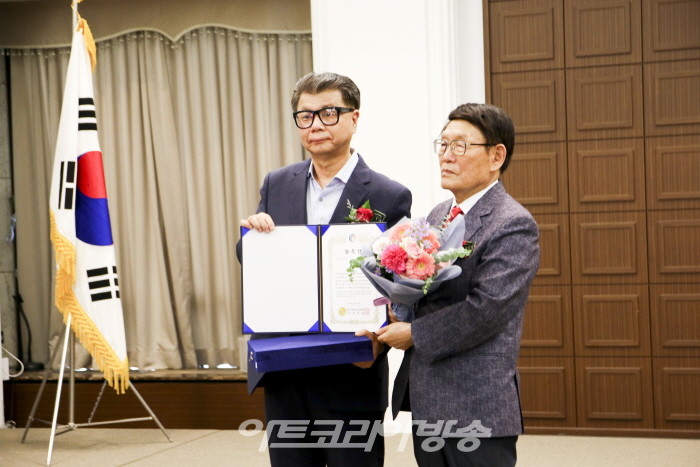 '2022 대한민국 발전대상 시상-김구봉 오탄농장 대표이사' 대리수상