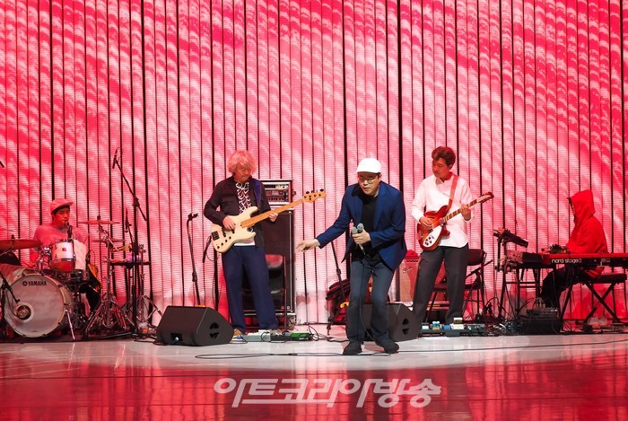 세종문화회관 컨템퍼러리 시즌 '싱크 넥스트 22' 공식 개막작 '은미와 영규와 현진' 프레스콜(어어부 밴드 보컬 백현진. 드럼이철희, 베이스 장영규, 건반 이병훈, 기타 정중엽) 2022.06.30 사진 ⓒ아트코리아방송 이용선 기자​