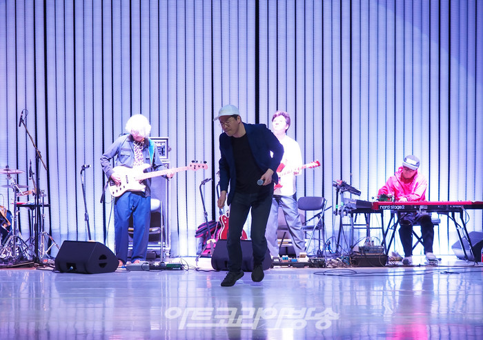 세종문화회관 컨템퍼러리 시즌 '싱크 넥스트 22' 공식 개막작 '은미와 영규와 현진' 프레스콜(어어부 밴드 보컬 백현진. 드럼이철희, 베이스 장영규, 건반 이병훈, 기타 정중엽) 2022.06.30 사진 ⓒ아트코리아방송 이용선 기자​