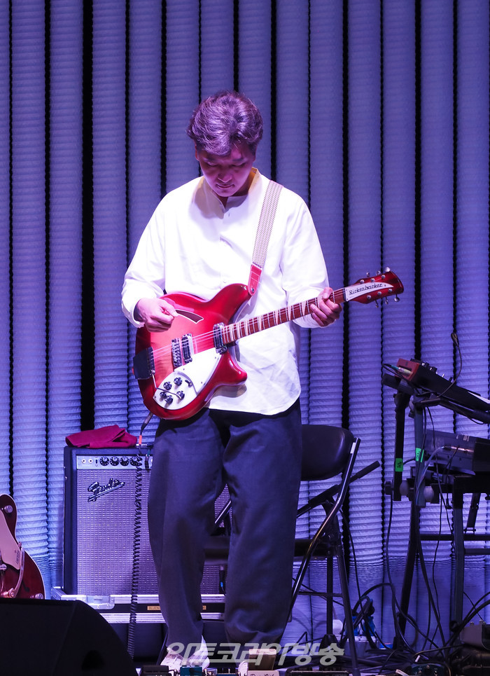 세종문화회관 컨템퍼러리 시즌 '싱크 넥스트 22' 공식 개막작 '은미와 영규와 현진' 프레스콜(어어부 밴드 기타 정중엽) 2022.06.30 사진 ⓒ아트코리아방송 이용선 기자​