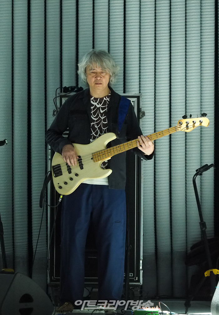 세종문화회관 컨템퍼러리 시즌 '싱크 넥스트 22' 공식 개막작 '은미와 영규와 현진' 프레스콜(어어부 밴드 음악감독 및 베이스 장영규) 2022.06.30 사진 ⓒ아트코리아방송 이용선 기자​