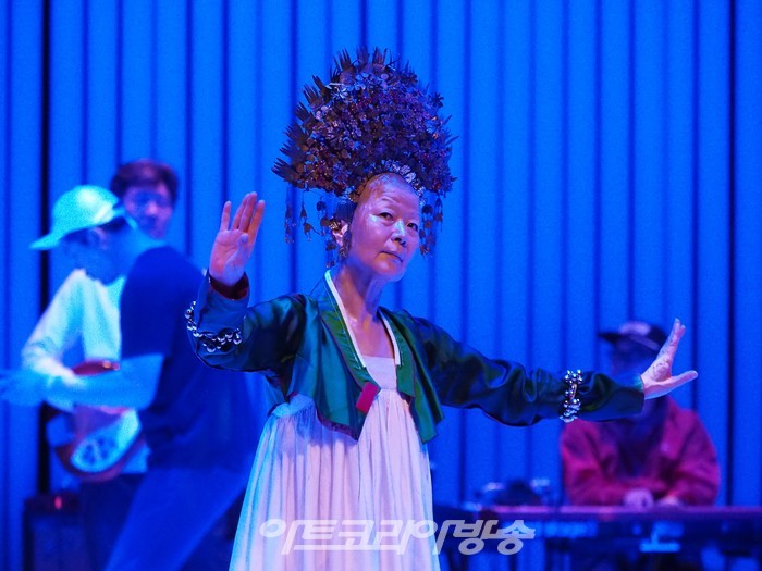 세종문화회관 컨템퍼러리 시즌 '싱크 넥스트 22' 공식 개막작 '은미와 영규와 현진' 프레스콜(어어부 밴드, 안은미) 2022.06.30 사진 ⓒ아트코리아방송 이용선 기자​